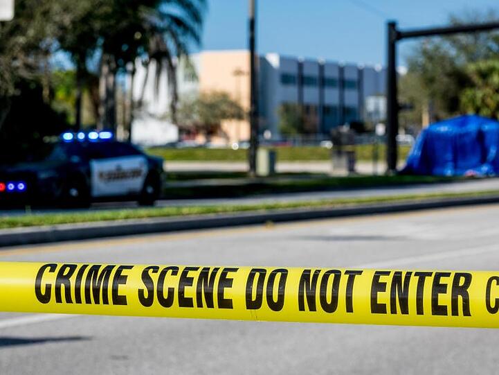 Ein Absperrband der Polizei im Februar 2018 vor der Marjory Stoneman Douglas High School in Parkland, Florida. Am Tag zuvor hatte hier ein 19-jähriger 17 Menschen erschossen.