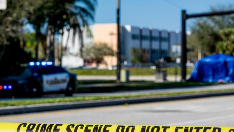 Ein Absperrband der Polizei im Februar 2018 vor der Marjory Stoneman Douglas High School in Parkland, Florida. Am Tag zuvor hatte hier ein 19-jähriger 17 Menschen erschossen. Ein Absperrband der Polizei im Februar 2018 vor der Marjory Stoneman Douglas High School in Parkland, Florida. Am Tag zuvor hatte hier ein 19-jähriger 17 Menschen erschossen.