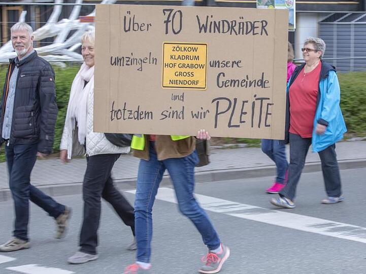 Hunderte Einwohner aus Gemeinden Mecklenburg-Vorpommerns protestieren gegen den weiteren Ausbau der Windkraft.
