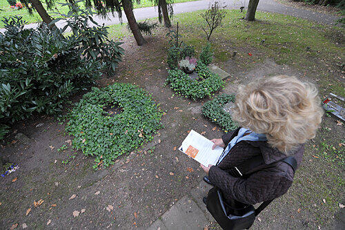 Sylvia E. steht auf dem Nürnberger Westfriedhof vor der leeren Stelle, auf der einst der Grabstein lag.