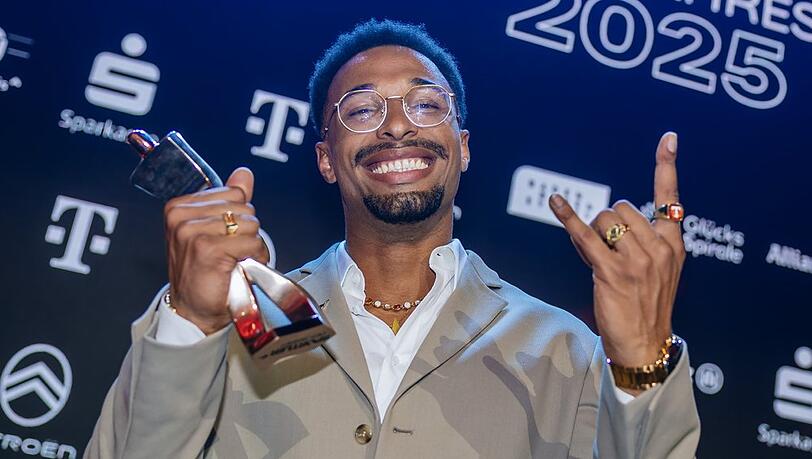 Leo Neugebauer jubelte am Sonntagabend in Baden-Baden &uuml;ber seine Troph&auml;e.
