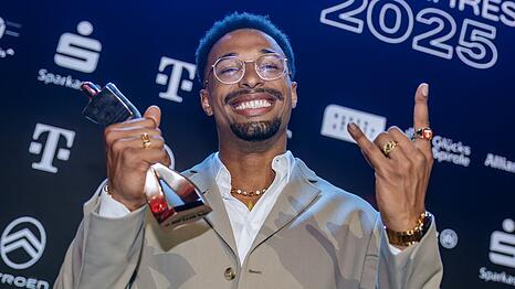 Leo Neugebauer jubelte am Sonntagabend in Baden-Baden &uuml;ber seine Troph&auml;e.