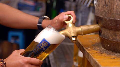 Eine neue App aus M&uuml;nchen zeigt seinen Nutzern, wo Augustiner-Bier ausgeschenkt wird. Auch einen Holzfass-Filter hat der "Augustinerfinder".