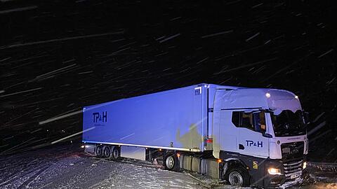 Ein Lkw ist in Rheinland-Pfalz aufgrund der schneeglatten Fahrbahn ins Rutschen gekommen und hat so den Verkehr blockiert.