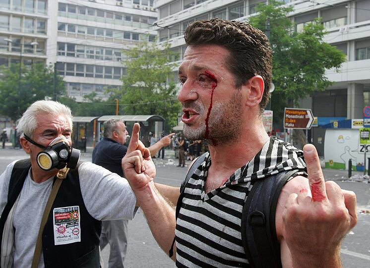 Am Mittwochabend und in der Nacht ist es zu heftigen Straßenschlachten zwischen der Polizei und Demonstranten in Athen gekommen. Mindestens 60 Menschen seien leicht verletzt
worden, berichtete das staatliche Fernsehen (NET). Tausende Menschen protestierten friedlich bis in die frühen
Morgenstunden vor dem Parlament in Athen gegen das harte Sparprogramm
der Regierung.