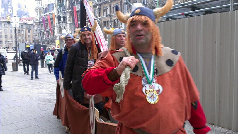Faschingsdienstag in München: Bilder vom Marienplatz.
