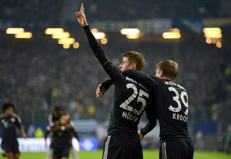 10. Spieltag, Hamburger SV - FC Bayern 0:3: Wie man auf eine Niederlage reagiert? So. Müller trifft beim Aha-Erlebnis in Hamburg von der Grundlinie aus.