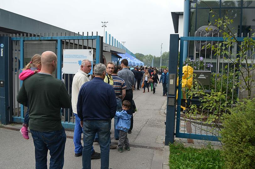 Löwen-Fans warten vor der Geschäftsstelle an der Grünwalder um Karten für das DFB-Pokal-Spiel am 24. September gegen Borussia Dortmund zu bekommen.