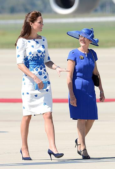 Tags darauf erschien Kate in einem weißen Kleid mit tiefblauen Mohnblumen von Diane von Furstenberg beim Armeestützpunkt Amberley.