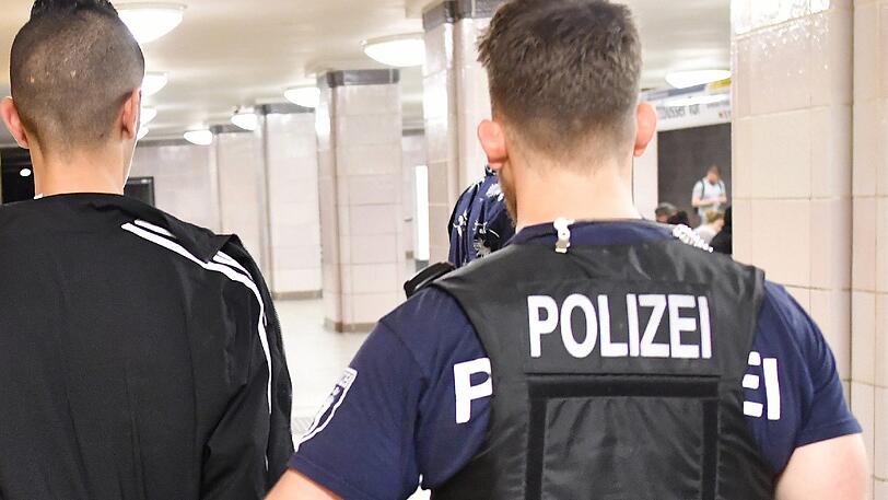 Als der Polizeibeamte den 15-Jährigen zur Wache nehmen wollte, schlug ihm dieser ins Gesicht. (Symbolfoto)
