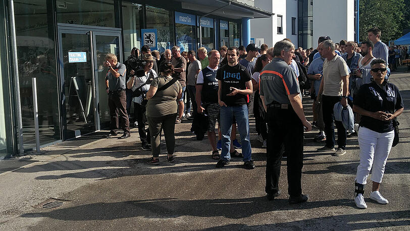 Schlangestehen für Löwen-Tickets. Die Bilder von der Grünwalder Straße.