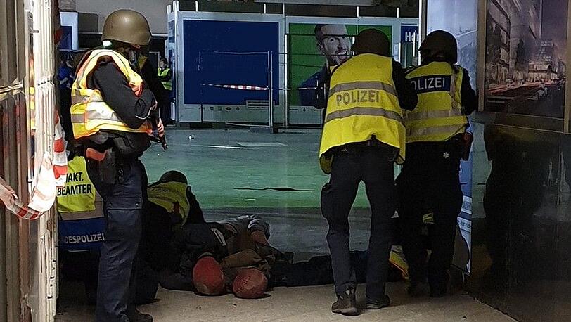 Bundes- und Landespolizei bei einer gemeinsamen Übung in der Schalterhalle des Münchner Hauptbahnhofs.