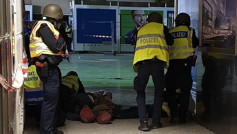 Bundes- und Landespolizei bei einer gemeinsamen Übung in der Schalterhalle des Münchner Hauptbahnhofs. Bundes- und Landespolizei bei einer gemeinsamen Übung in der Schalterhalle des Münchner Hauptbahnhofs.