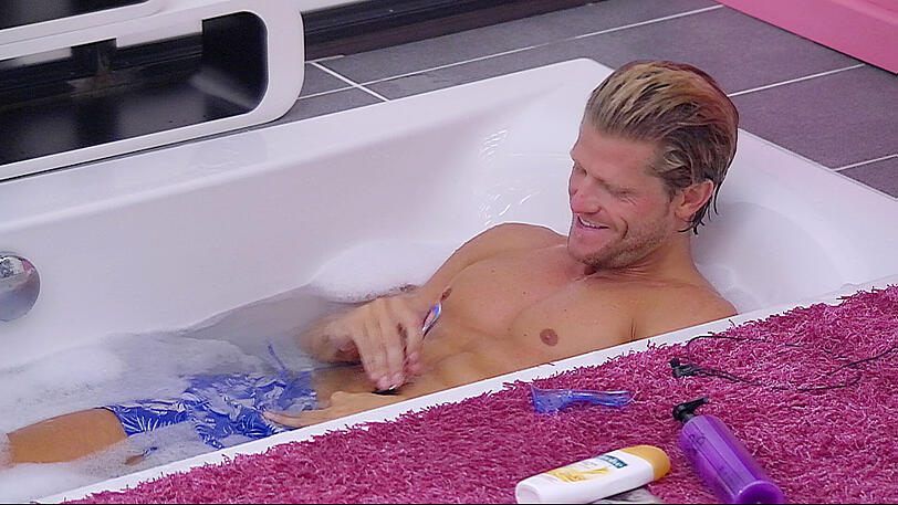 FKK-Sonnen, Intim-Rasur & Co. Die Bilder von tag 7 im Big Brother Haus.