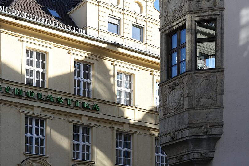 Blick auf das (auch innen sehr prächtige) Scholastikahaus von 1915.