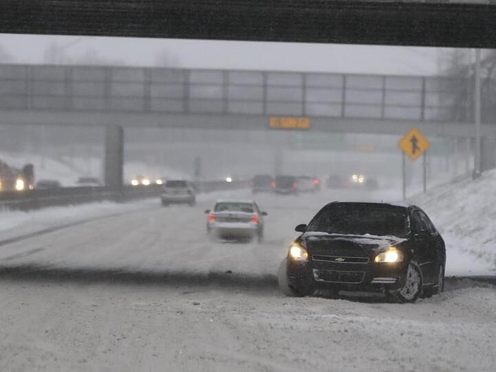 Ein Auto steht verkehrt herum auf der Interstate 94 bei Detroit. Tausende Flüge fielen bereits aus oder waren verspätet.