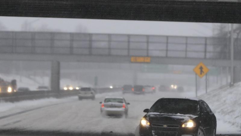 Ein Auto steht verkehrt herum auf der Interstate 94 bei Detroit. Tausende Flüge fielen bereits aus oder waren verspätet. Ein Auto steht verkehrt herum auf der Interstate 94 bei Detroit. Tausende Flüge fielen bereits aus oder waren verspätet.