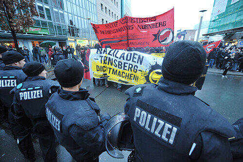 Hunderte von Polizisten riegelten die Straße vor dem umstrittenen Tonsberg-Laden vor den Protestierern ab, Sympathisanten der rechten Szene ließen sich kaum blicken.