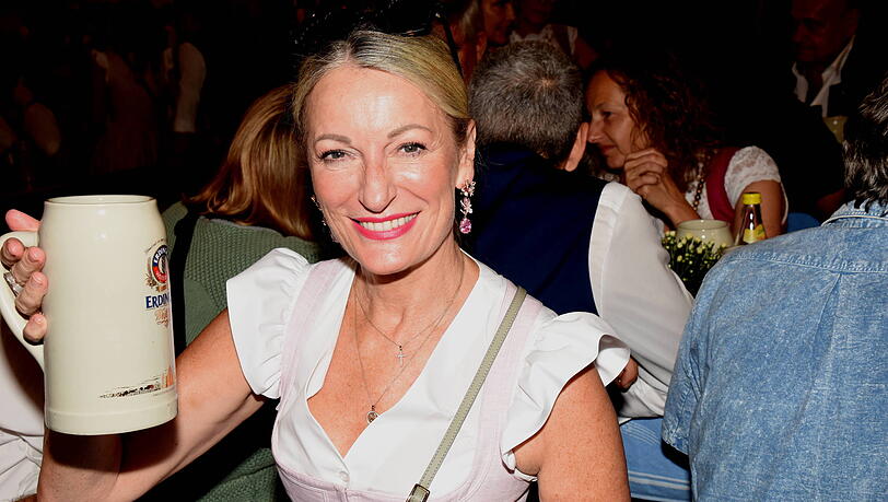 Kabarettistin Monika Gruber hatte ähnliche Erfahrungen mit Diebstahl gemacht – und erzählt, wie der verlorene Gegenstand schließlich zurückgebracht wurde. Kabarettistin Monika Gruber hatte ähnliche Erfahrungen mit Diebstahl gemacht – und erzählt, wie der verlorene Gegenstand schließlich zurückgebracht wurde.