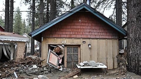 Statt Weihnachten unter dem Tannenbaum zu feiern, wurden Menschen von Erdlawinen, Stromausf&auml;llen oder anderen Folgen des Wintersturms &uuml;berrascht.