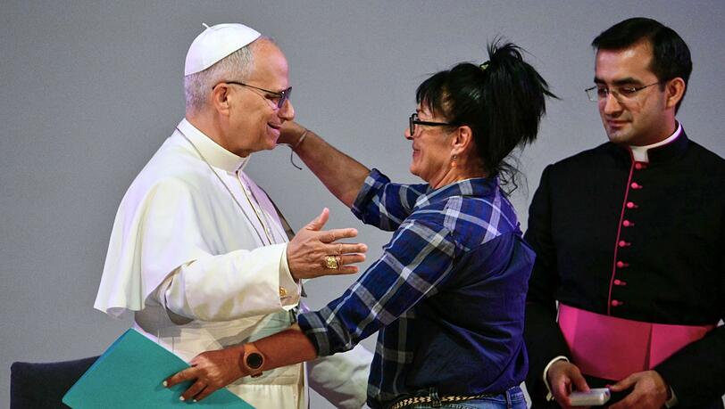 "Jeder Mensch ist würdig", sagte der Papst zu den Häftlingen. "Jeder Mensch ist würdig", sagte der Papst zu den Häftlingen.