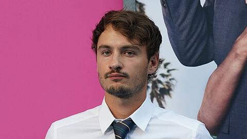 Brandon Thomas Lee und seine Partnerin haben sich verlobt.