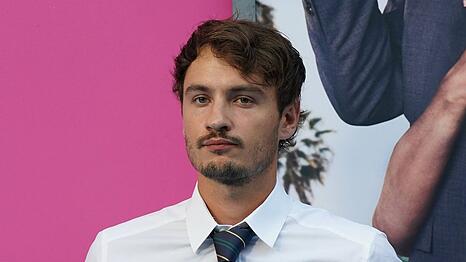 Brandon Thomas Lee und seine Partnerin haben sich verlobt.