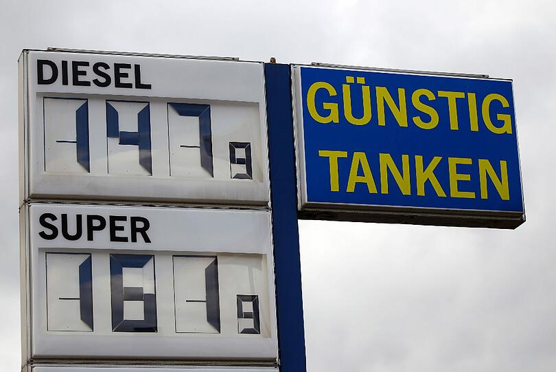 3. Längere Extratouren zu einer günstigen Tankstelle zahlen sich nicht unbedingt aus: Wer sich eigens auf den Weg macht, um zum Beispiel einen Preisvorteil von 3 Cent auszukosten, und 50 Liter tanken will, spart rein rechnerisch 1,50 Euro. Das entspricht derzeit nicht einmal einem Liter Kraftstoff, mit dem viele Autos keine 15 Kilometer weit kommen.