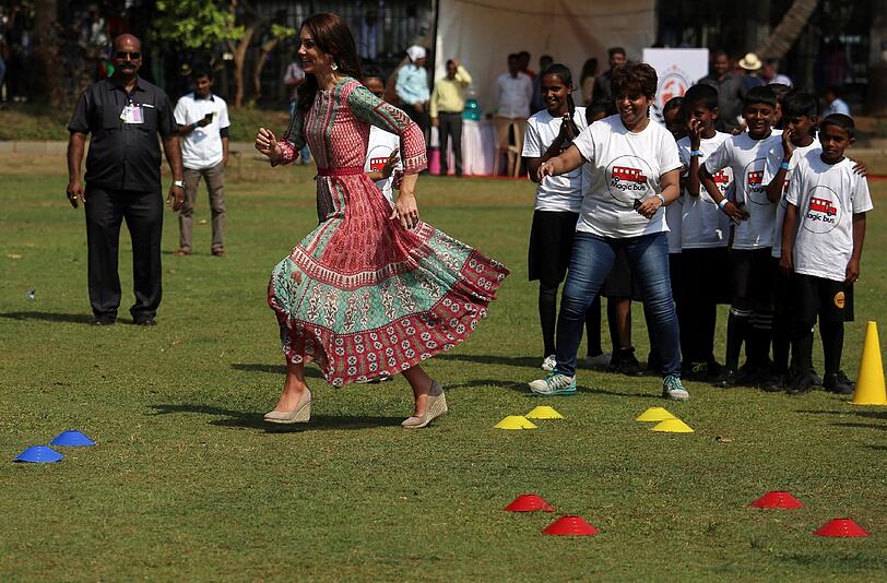 Kate und William beim Cricketspielen während ihrer großen Indien-Tour.