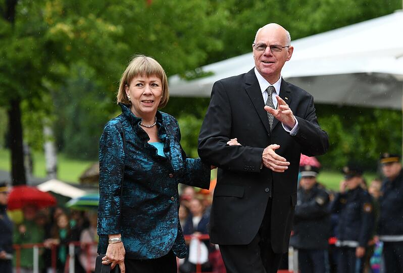 Bundestagspräsident Norbert Lammert (CDU) und seine Frau Gertrud bei der Ankunft in Bayreuth