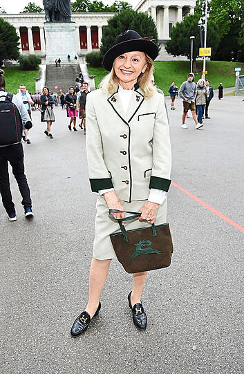Klasse Auftritt: Verlegerin Anja Heyne zeigt ihr schickes Outfit.