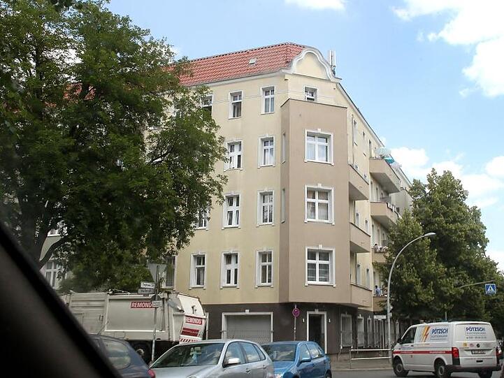 Ein Wohnhaus an der Harzer Straße im Berliner Statdtteil Neukölln, das aufgrund einer Vielzahl von Covid-19 Erkrankungen unter Quarantäne gestellt wurde.