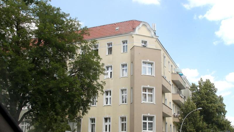 Ein Wohnhaus an der Harzer Straße im Berliner Statdtteil Neukölln, das aufgrund einer Vielzahl von Covid-19 Erkrankungen unter Quarantäne gestellt wurde. Ein Wohnhaus an der Harzer Straße im Berliner Statdtteil Neukölln, das aufgrund einer Vielzahl von Covid-19 Erkrankungen unter Quarantäne gestellt wurde.