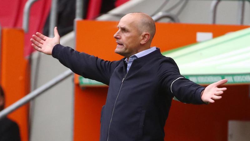 Augsburgs Trainer Heiko Herrlich. Foto: Michael Dalder/Reuters-Pool/dpa/Archivbild Augsburgs Trainer Heiko Herrlich. Foto: Michael Dalder/Reuters-Pool/dpa/Archivbild