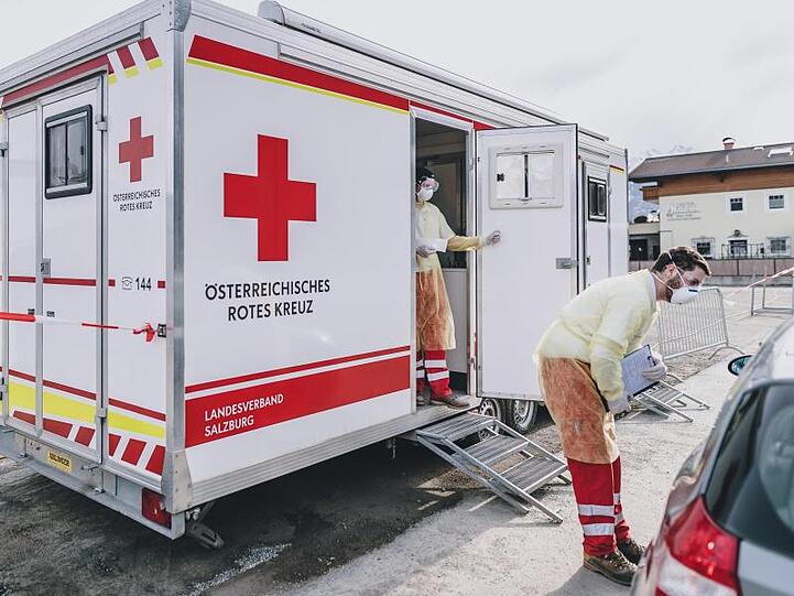Mitarbeiter des Roten Kreuzes in einer Teststation in Zell am See.