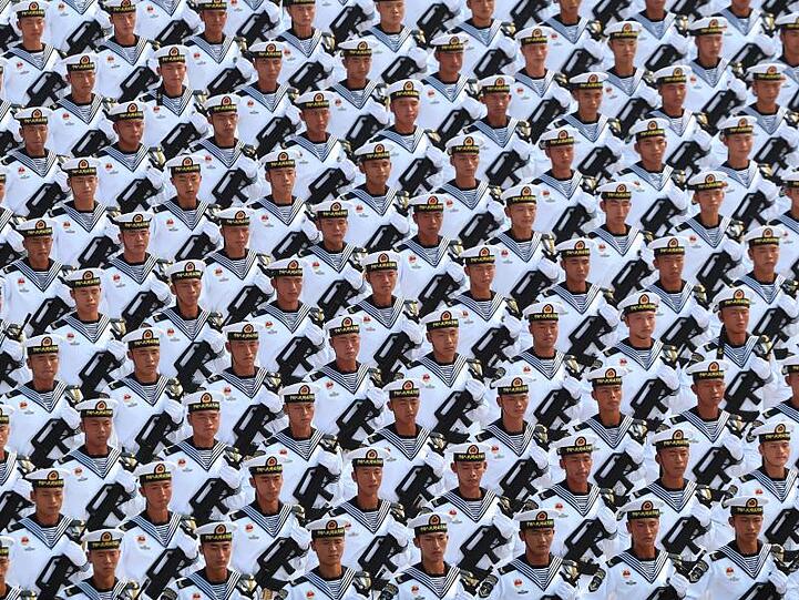 Marinesoldaten nehmen an der Militärparade zum 70. Jahrestag teil. Es ist die größte Waffenschau in der Geschichte des Landes.