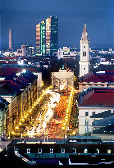 Die Highlight Towers schimmern im letzten Licht des Tages, davor die Ludwigstraße.