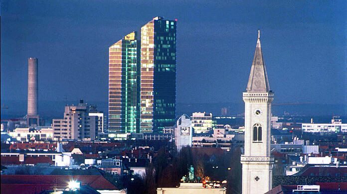Die Highlight Towers schimmern im letzten Licht des Tages, davor die Ludwigstraße.