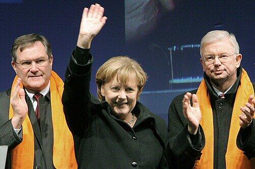Angela Merkel mit den Parteifreunden Jung (links) und Koch in Frankfurt