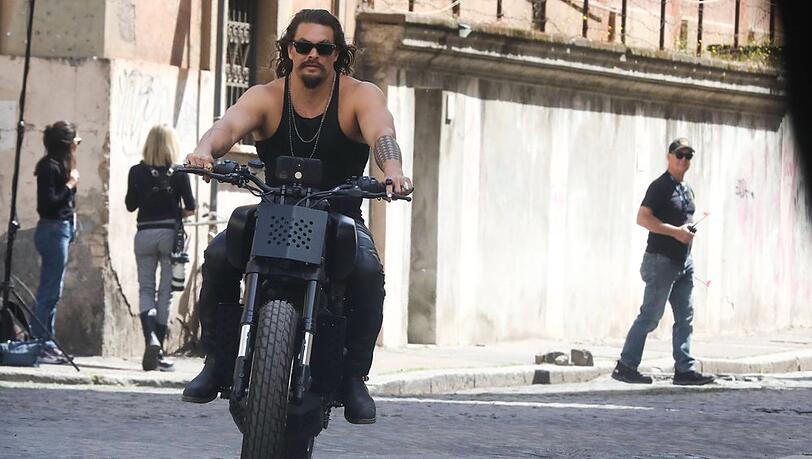 Jason Momoa macht auf dem Bike eine gute Figur.