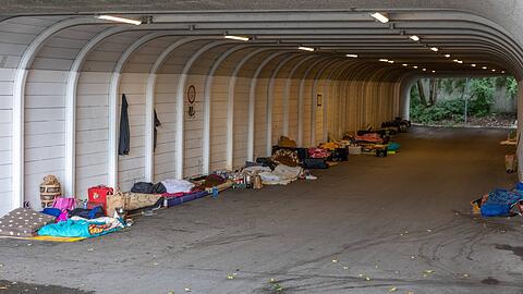 Isomatten, dünne Matratzen und Decken: Trotz Eiseskälte wollen viele Obdachlose nicht in Schutzeinrichtungen, sondern nächtigen wie hier an der Theresienwiese, draußen.