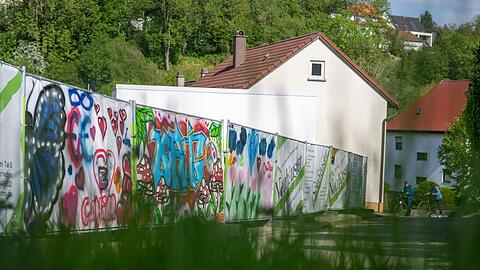Hier stand einst eine Flüchtlingsunterkunft. Vor dieser soll ein Asylbewerber aus Eritrea zwei Mädchen mit einem Messer attackiert haben.