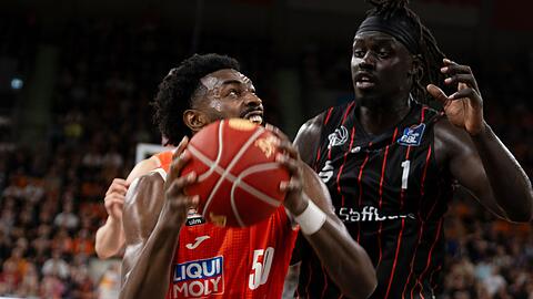 Ulms Trevion Williams (l) und Chemnitz Aher Uguak kämpfen um den Ball.