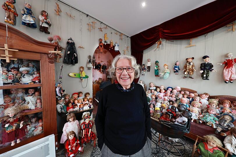 Die Puppen-Mama in ihrer Puppenstube: Gertrud Stadler vor ihren Schätzen in ihrem Laden "Puppenstube".