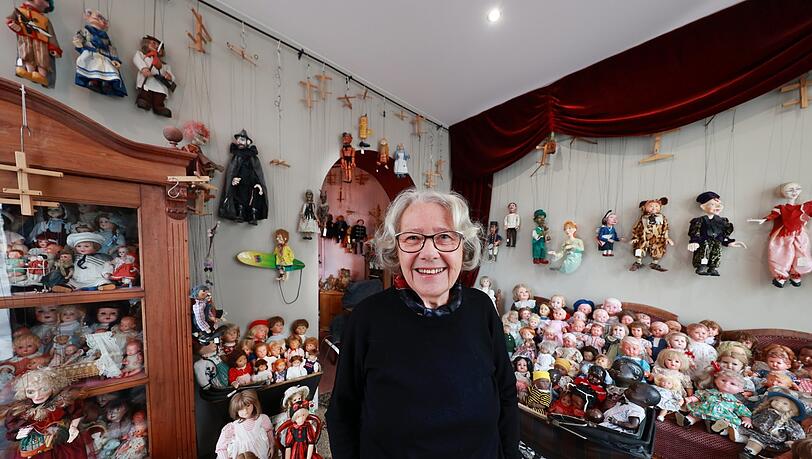 Die Puppen-Mama in ihrer Puppenstube: Gertrud Stadler vor ihren Schätzen in ihrem Laden "Puppenstube". Die Puppen-Mama in ihrer Puppenstube: Gertrud Stadler vor ihren Schätzen in ihrem Laden "Puppenstube".