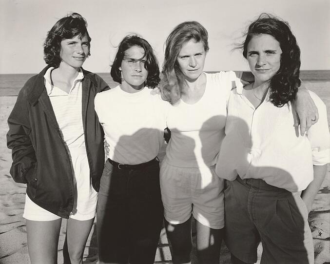 Die berühmten Brown Sisters im Jahr 1984. Nicholas Nixon hat Heather, Mimi, Bebe und Laurie von 1975 bis 2022 jedes Jahr fotografiert. In der Ausstellung ist die komplette Serie zu sehen.