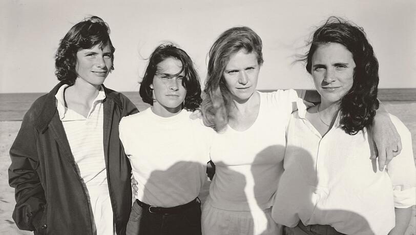 Die berühmten Brown Sisters im Jahr 1984. Nicholas Nixon hat Heather, Mimi, Bebe und Laurie von 1975 bis 2022 jedes Jahr fotografiert. In der Ausstellung ist die komplette Serie zu sehen. Die berühmten Brown Sisters im Jahr 1984. Nicholas Nixon hat Heather, Mimi, Bebe und Laurie von 1975 bis 2022 jedes Jahr fotografiert. In der Ausstellung ist die komplette Serie zu sehen.