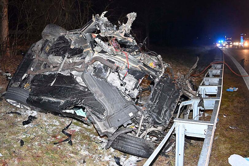 Der Wagen prallte gegen zwei B&auml;ume, der 29 Jahre alte Fahrer kam mit schweren Verletzungen ins Krankenhaus.