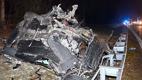 Der Wagen prallte gegen zwei B&auml;ume, der 29 Jahre alte Fahrer kam mit schweren Verletzungen ins Krankenhaus.