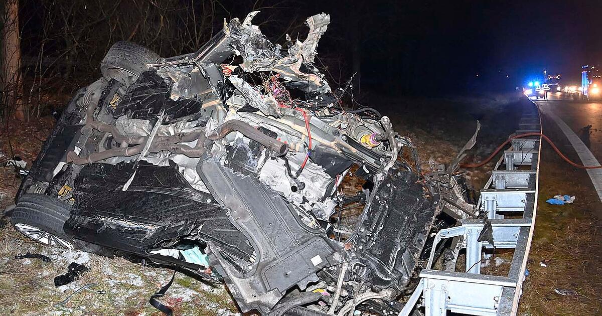Tr-mmerfeld-auf-der-A94-Mercedes-kracht-in-zwei-B-ume-M-nchner-schwer-verletzt